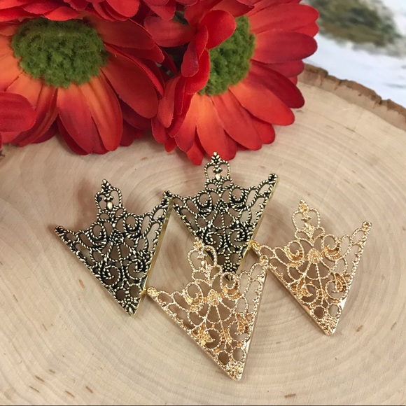 Goth Triangular Hollow Filigree Collar Tip Pins - Picture 12 of 16